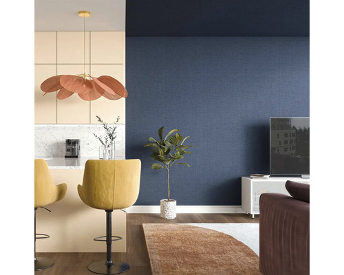 Obývací pokoj s modrou tapetou, barovými židlemi a pokojovou rostlinou