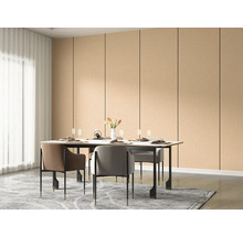 Jídelna s jídelním stolem, židlemi a nástěnnými panely