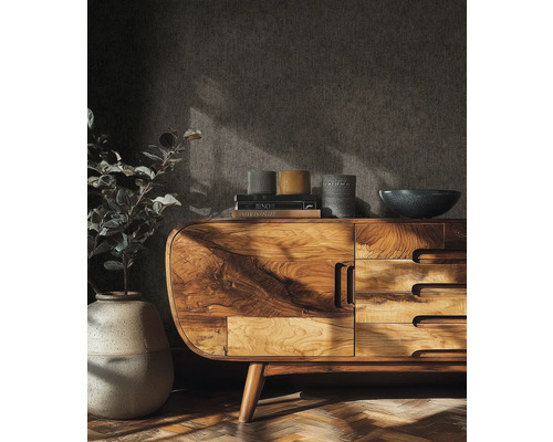 Obývací pokoj s dřevěnou komodou, knihami, dekorací a rostlinou v květináči