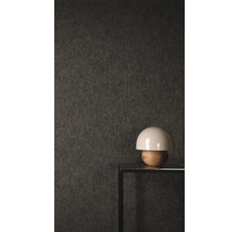 Textilní tapeta s jemnou strukturou na stolní konzoli