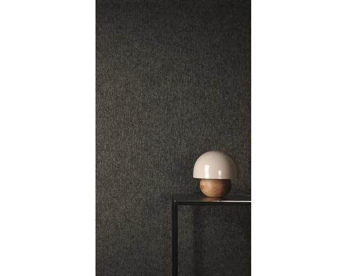 Textilní tapeta s jemnou strukturou na stolní konzoli