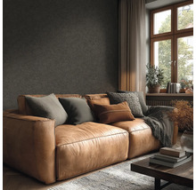 Obývací pokoj s koženou pohovkou, polštáři a konferenčním stolkem