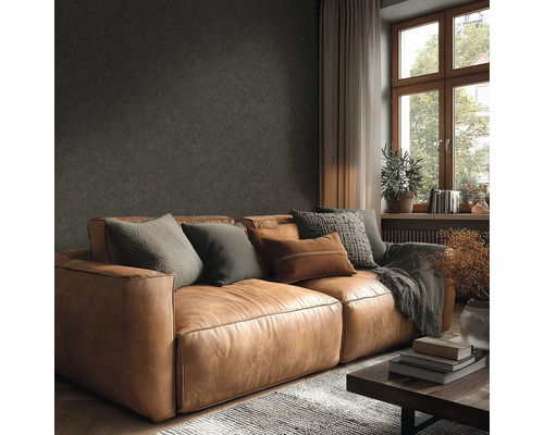 Obývací pokoj s koženou pohovkou, polštáři a konferenčním stolkem