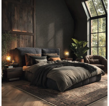 Ložnice s postelí, nočními stolky, lampami, kobercem a křeslem v tmavých barvách