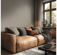 Obývací pokoj s koženou sedačkou, polštáři a dekorací