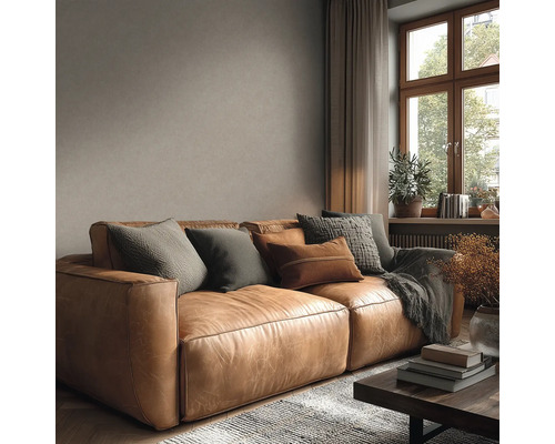 Obývací pokoj s koženou sedačkou, polštáři a dekorací