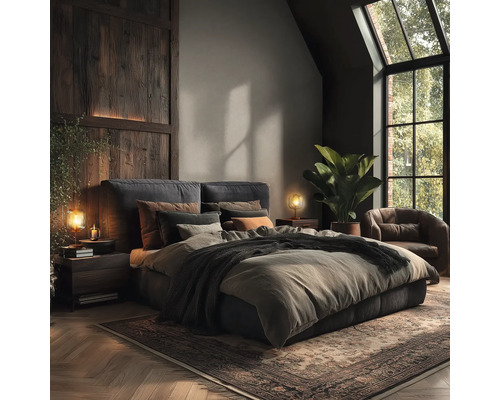 Ložnice s manželskou postelí, nočními stolky, lampami, křeslem, pokojovou rostlinou a kobercem.