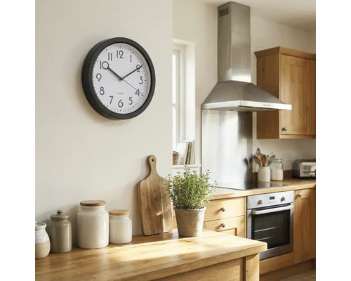 Kuchyňská scéna s nástěnnými hodinami, dřevěnou pracovní deskou a kuchyňskými spotřebiči