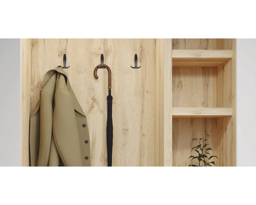 Šatní skříň s bundou, deštníkem a otevřenými policemi.