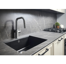 Kuchyňský dřez s baterií v moderní kuchyni