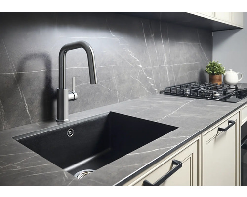 Kuchyňský dřez s baterií v moderní kuchyni