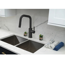 Kuchyňská baterie v moderní kuchyni s dvojitým dřezem