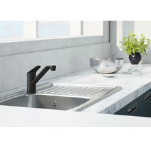 Kuchyňský dřez s černou baterií na pracovní desce