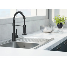 Kuchyňský dřez s černou baterií a spirálovou hadicí