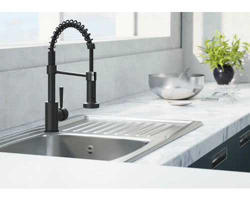 Kuchyňský dřez s černou baterií a spirálovou hadicí