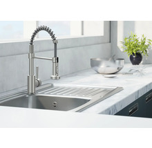 Kuchyňský dřez se spirálovou baterií ve světlé kuchyni