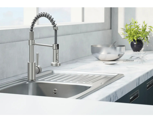 Kuchyňský dřez se spirálovou baterií ve světlé kuchyni