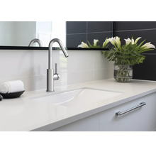 Moderní koupelna s umyvadlem, baterií a zrcadlem