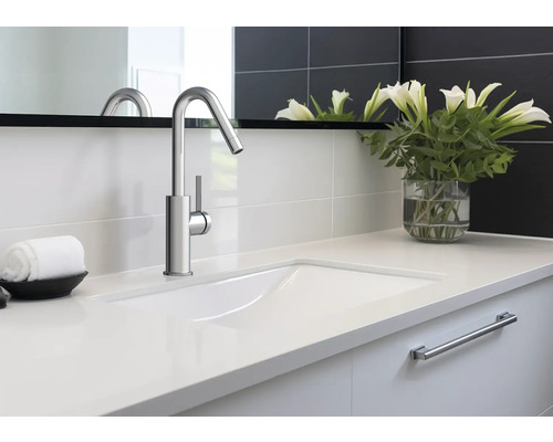 Moderní koupelna s umyvadlem, baterií a zrcadlem