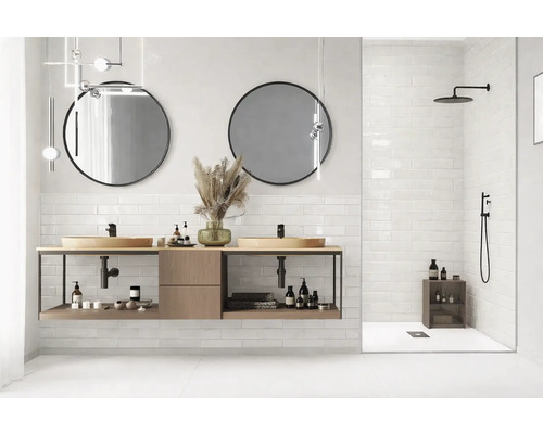 Moderní koupelna s umyvadlem, kulatými zrcadly a sprchovým koutem