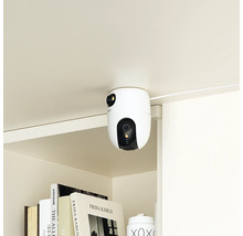 Bezpečnostní kamera připevněná k polici