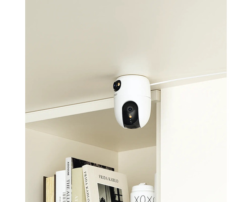 Bezpečnostní kamera připevněná k polici