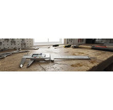 Digitální posuvné měřítko na pracovním stole