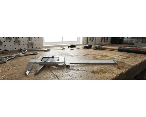 Digitální posuvné měřítko na pracovním stole