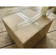 Kartónová krabice se uzavírá průhlednou lepicí páskou.