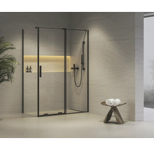 Moderní sprchový kout s černými rámy a armaturami ve světlé koupelně