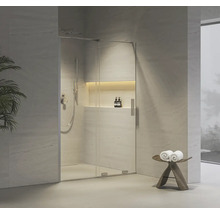 Moderní sprchový kout se skleněnými dveřmi a dešťovou sprchou ve světlé koupelně.