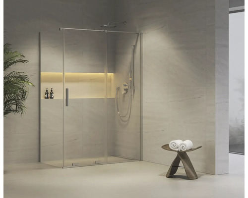 Sprchový kout se skleněnou stěnou ve světlé koupelně