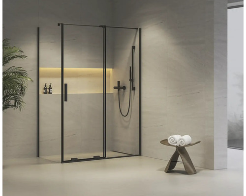 Koupelna se sprchovým koutem a stoličkou na ručníky