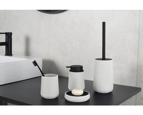 Koupelnová sada s dávkovačem mýdla, miskou na mýdlo, kelímkem na zubní kartáčky a toaletní štětkou na umyvadle