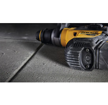 Elektro-kladivo značky DeWalt na betonovém podkladu