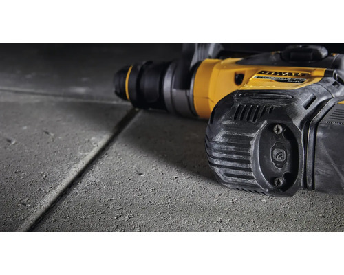 Elektro-kladivo značky DeWalt na betonovém podkladu