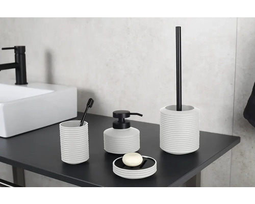 Koupelnová sada s dávkovačem mýdla, miskou na mýdlo, kelímkem na zubní kartáčky a toaletní štětkou na umyvadle