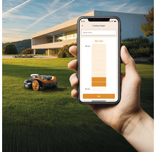 Scéna s robotickou sekačkou a chytrým telefonem se zobrazením nastavení výšky sečení na trávníku před domem.