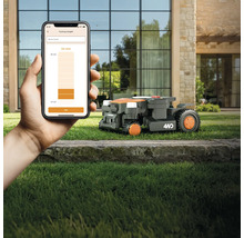 Robotická sekačka na trávu je ovládána pomocí aplikace pro chytré telefony pro nastavení výšky sečení.