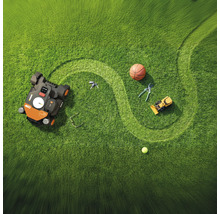 Scéna s robotickou sekačkou, hračkovým traktorem, basketbalovým míčem, tenisovým míčkem, zahradnickými nůžkami, brýlemi a klíči na trávníku