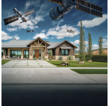 Scéna domu s robotickou sekačkou a satelity na obloze