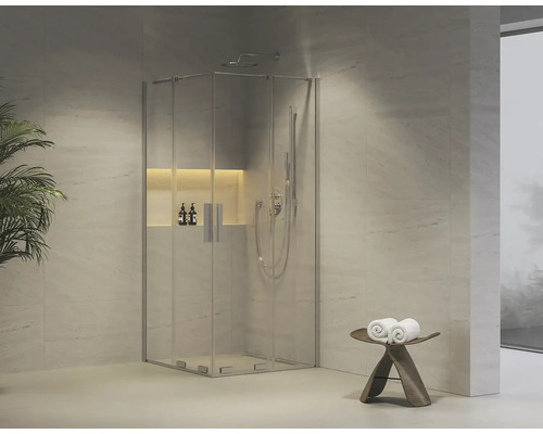 Moderní sprchový kout se skleněnými dveřmi a armaturami v světlé koupelně