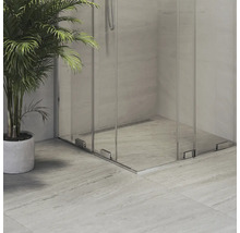 Sprchový kout v úrovni podlahy se skleněnou stěnou a podlahovým odtokem