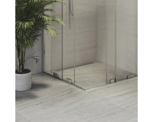 Sprchový kout v úrovni podlahy se skleněnou stěnou a podlahovým odtokem