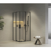 Rohová sprcha se sprchovou armaturou a ručníkem na stoličce v koupelně