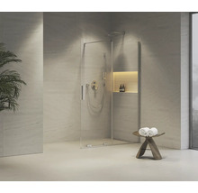 Sprchový kout se skleněnými dveřmi, armaturou a úložným prostorem v světlé koupelně