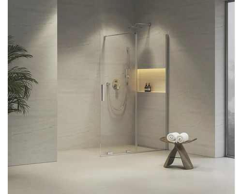 Sprchový kout se skleněnými dveřmi, armaturou a úložným prostorem v světlé koupelně