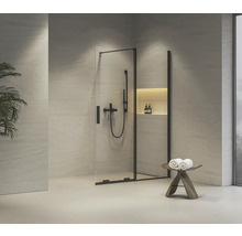 Koupelna se sprchovým koutem s černým rámem, armaturami a dřevěnou stoličkou