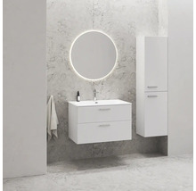 Moderní koupelna s bílým umyvadlem, zrcadlovou skříňkou a kulatým zrcadlem s osvětlením