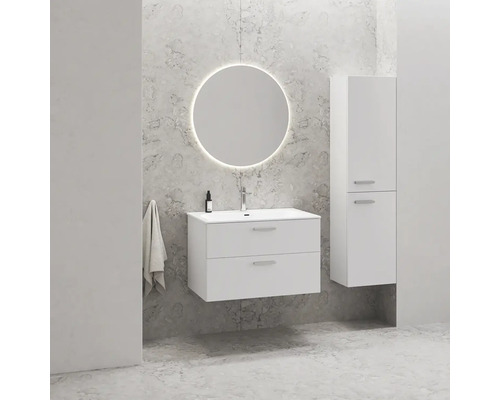 Moderní koupelna s bílým umyvadlem, zrcadlovou skříňkou a kulatým zrcadlem s osvětlením